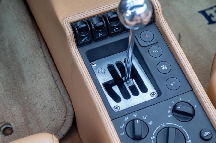 Детали интерьера Ferrari F355 Spider 1995 года  (фото 103 из 149)